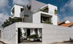 See boxed house in the middle of Saigon