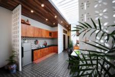 The old house crumbles 'shattered' the storm with only 350 million dong